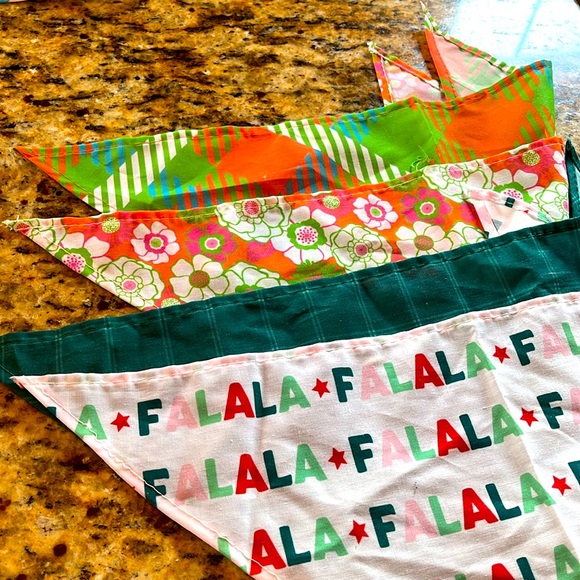 4 bandanas size M 🐕 - Picture 2 of 2